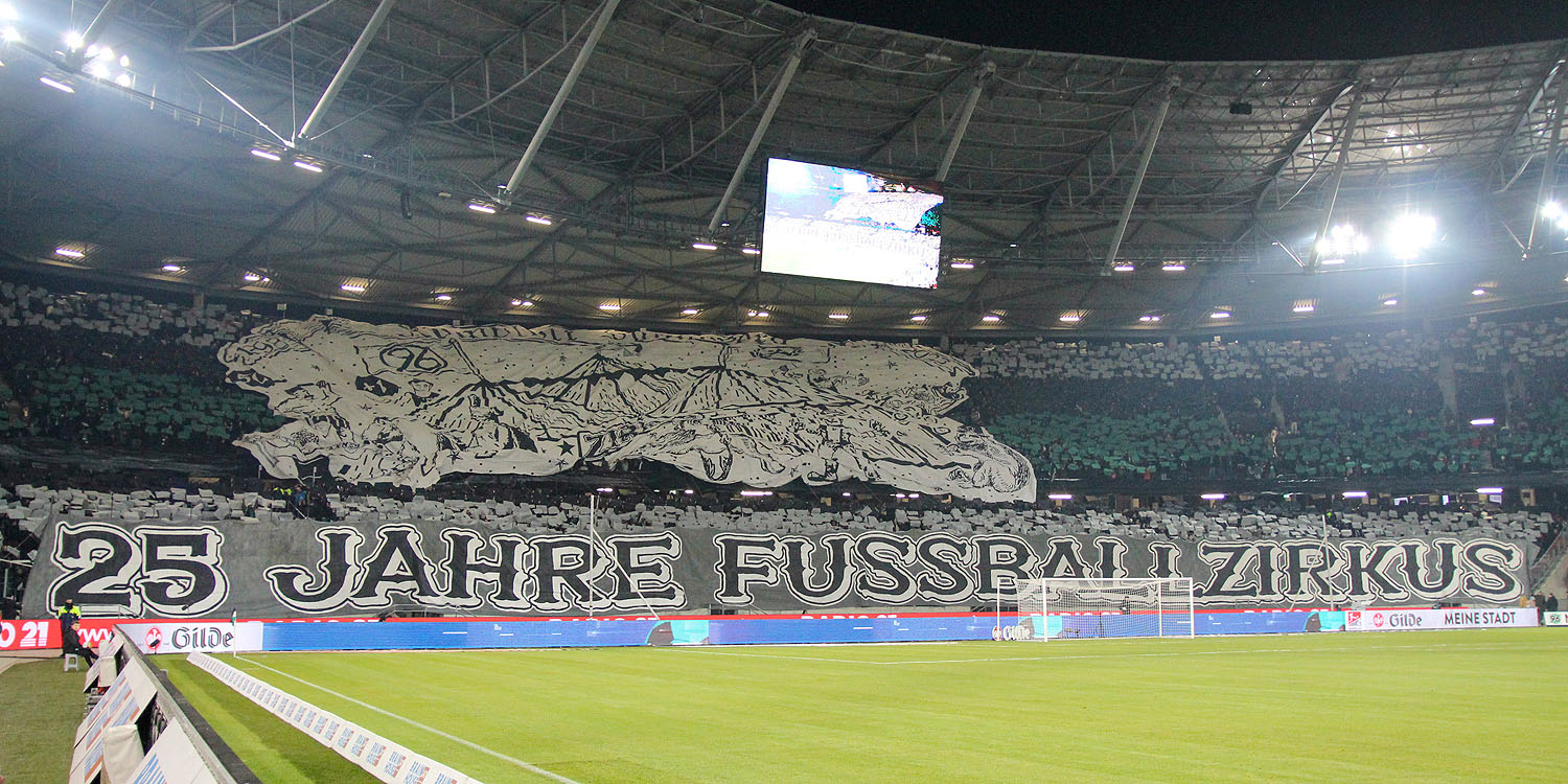 Choreo in der Heimkurve zum 25-jährigen Jubiläum des Komplott Hannovera: 25 Jahre Fußballzirkus