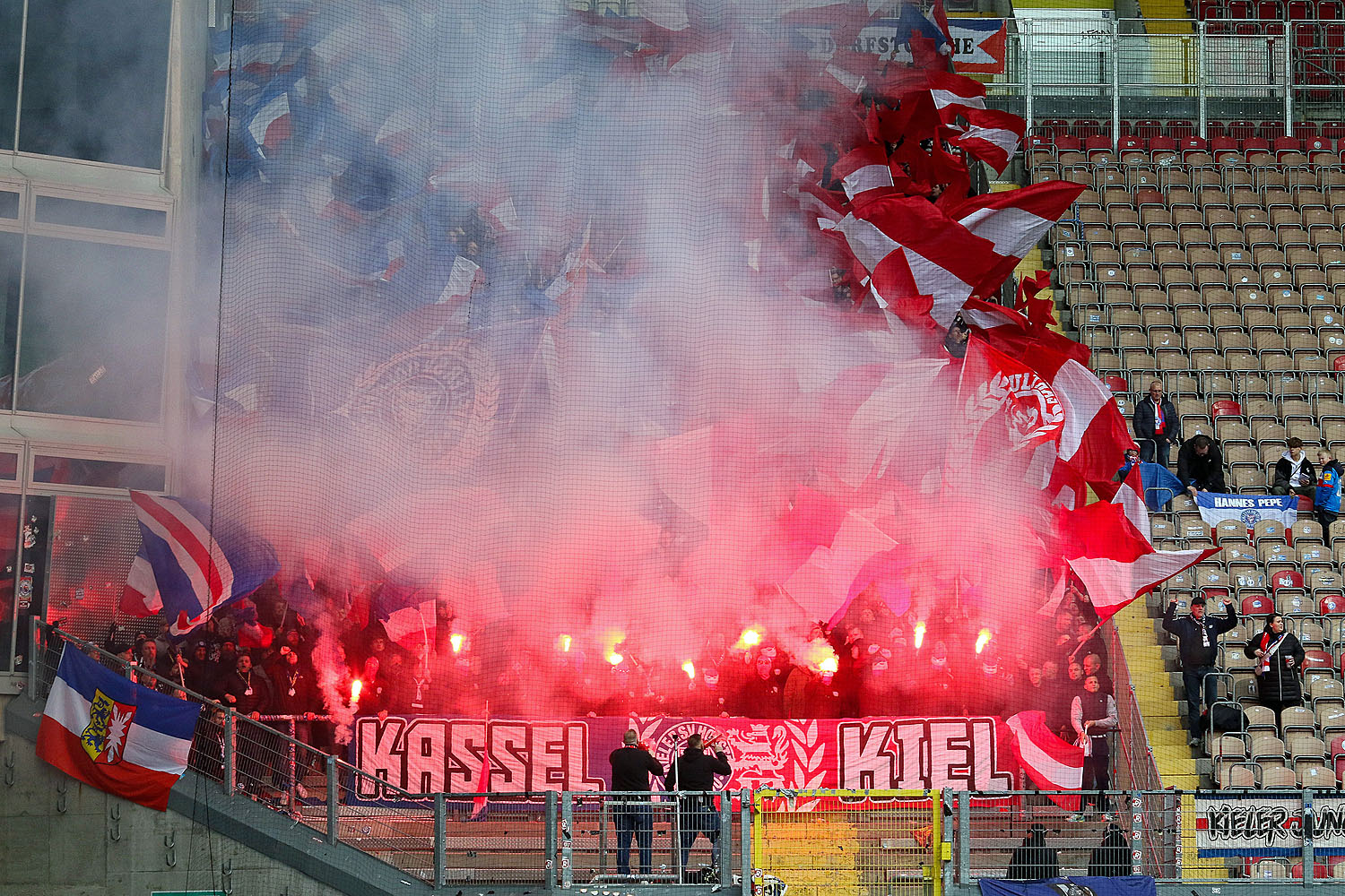 Gästeblock mit Fans aus Kiel und Kassel