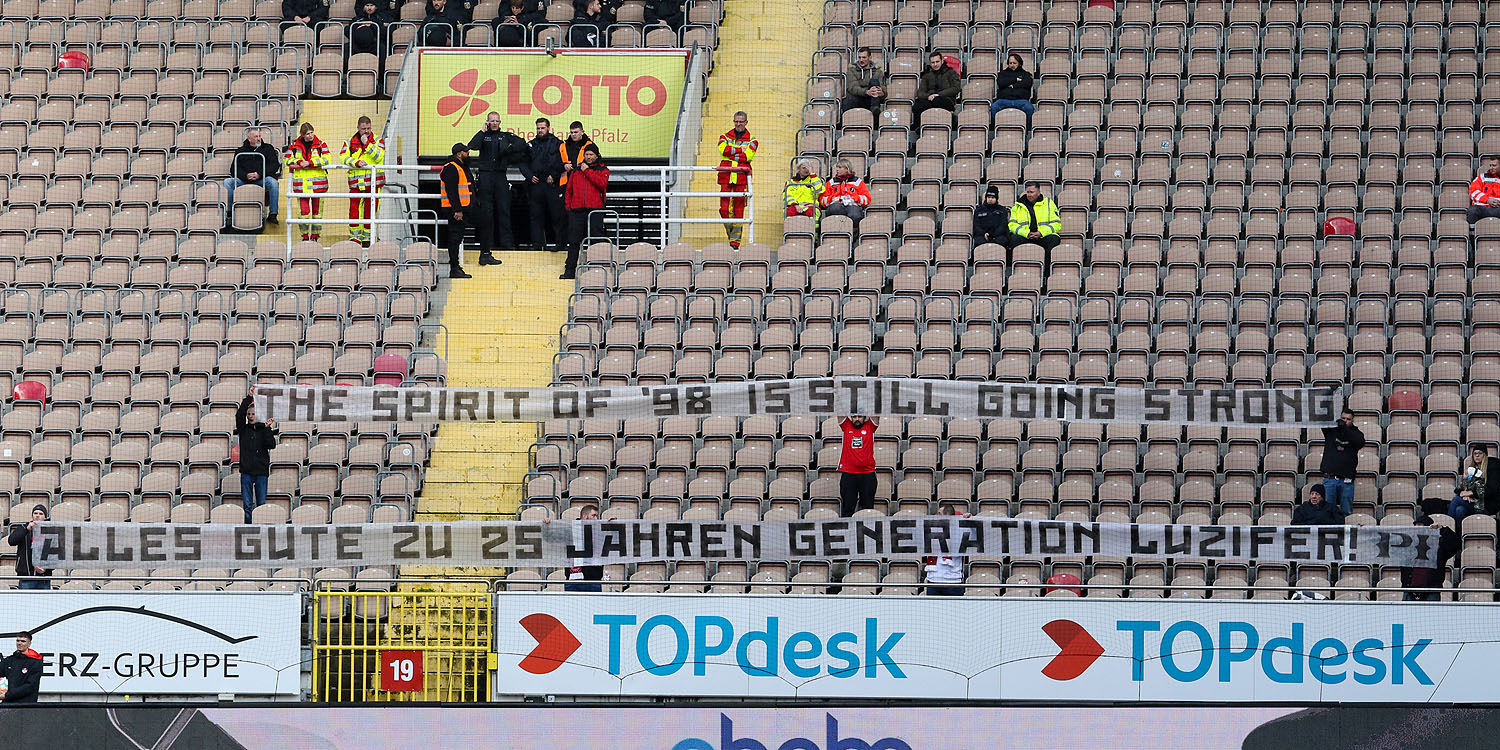 Spruchband auf der Osttribüne: 