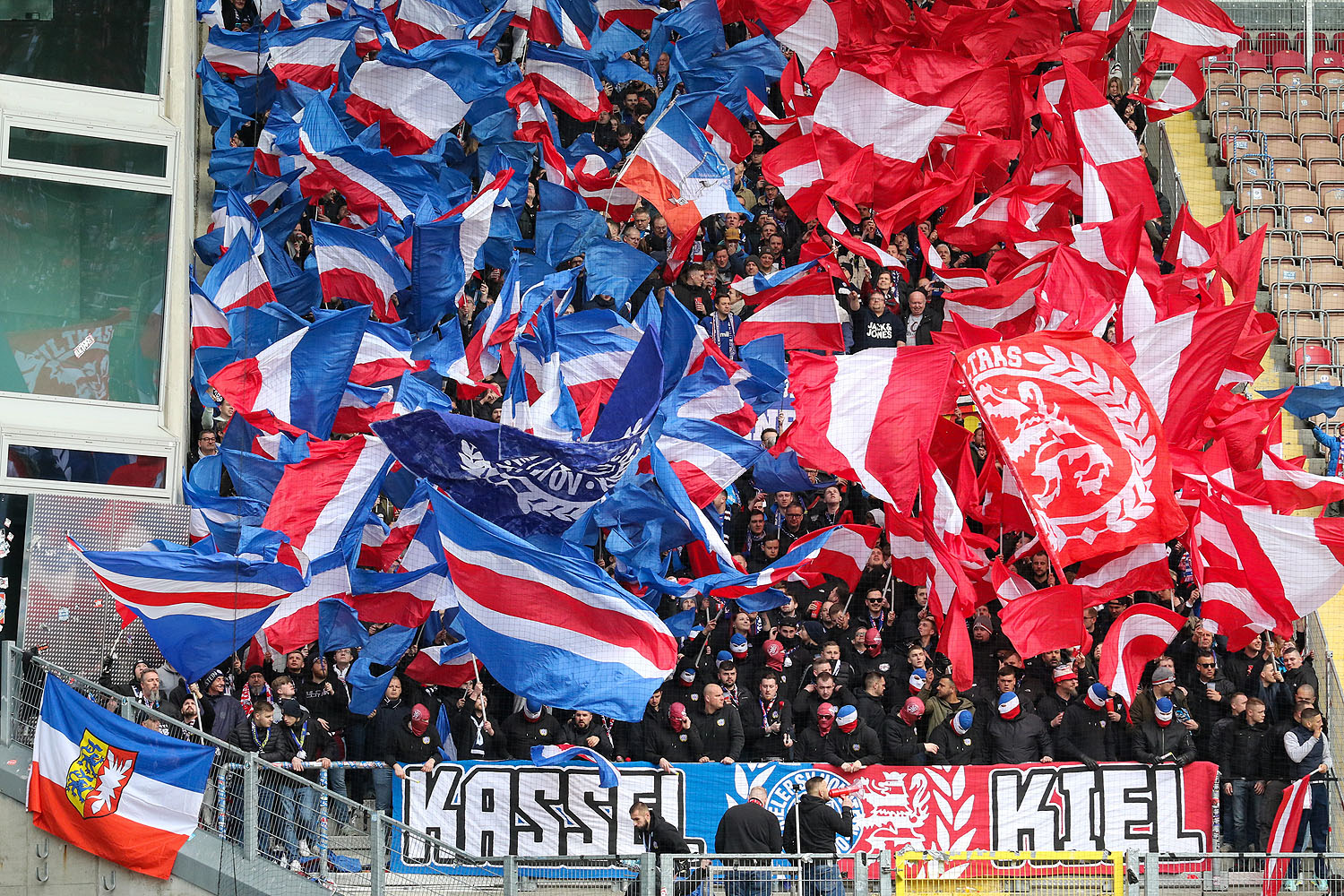 Gästeblock mit Fans aus Kiel und Kassel