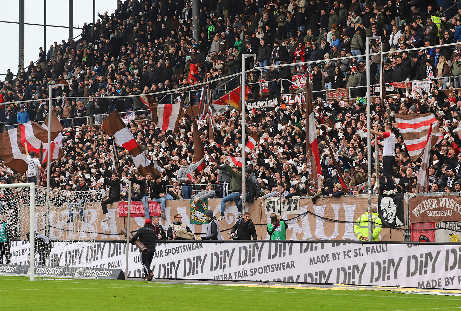 Sankt-Pauli-Fans verabschieden den FCK mit weißen Taschentüchern