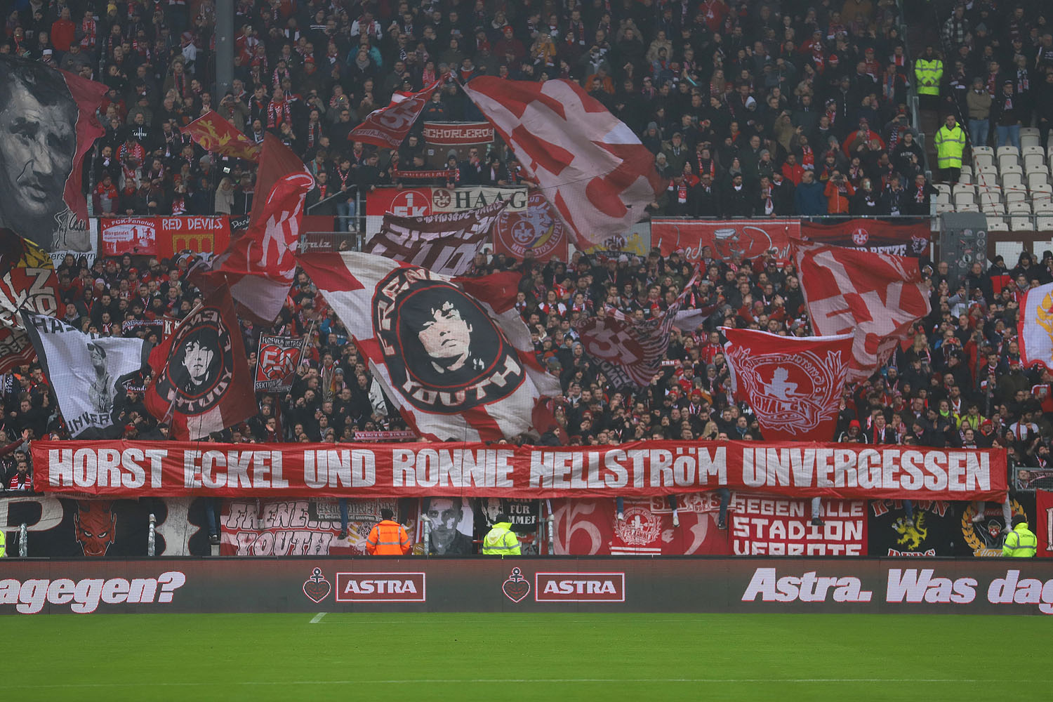 Spruchband im Gästeblock: Horst Eckel und Ronnie Hellström unvergessen