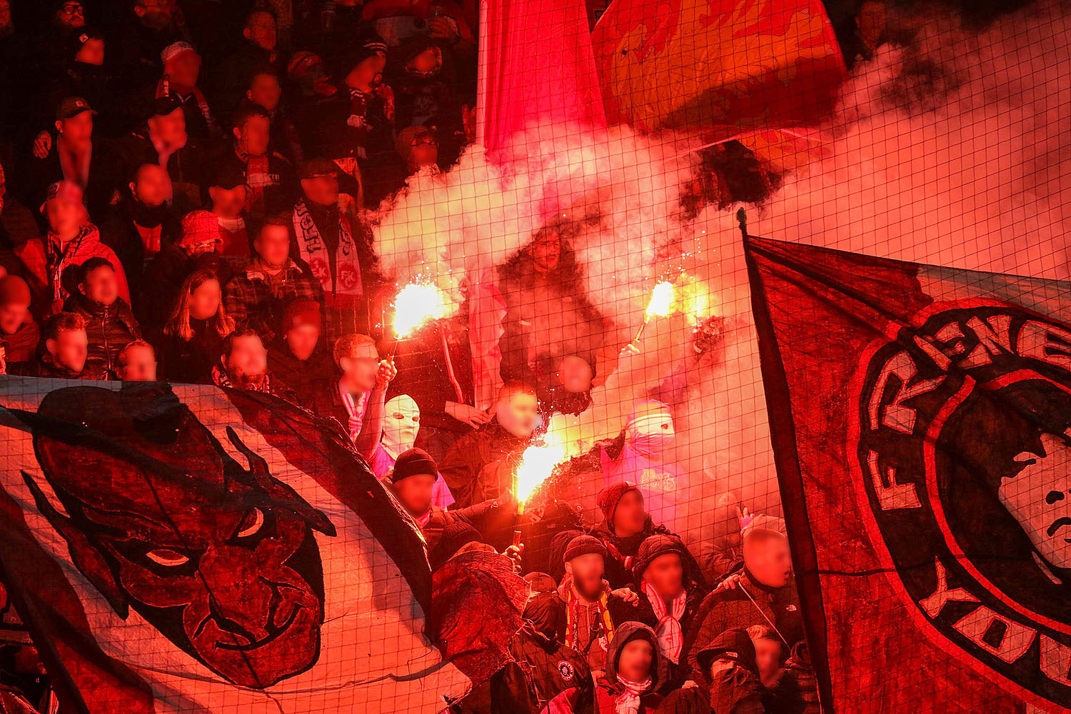 Bengalische Feuer der FCK-Fans im Gästeblock