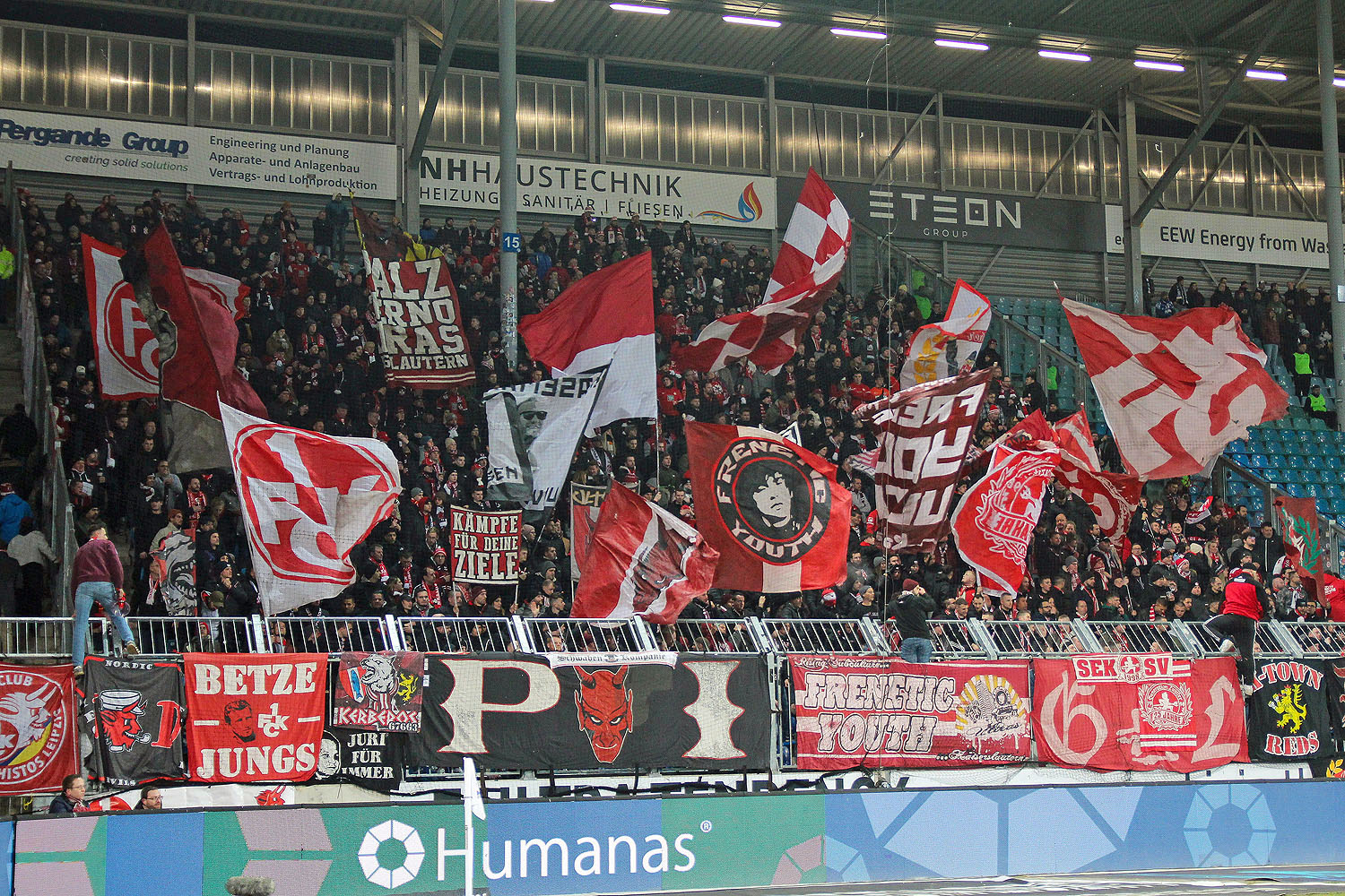 FCK-Anhänger mit Fahnen und Support im Gästeblock