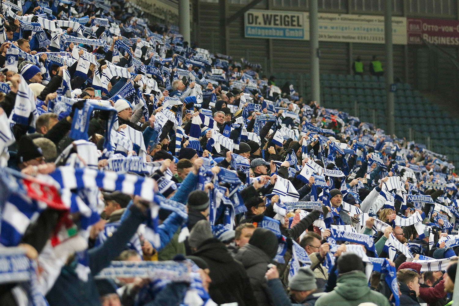 Schalparade der Magdeburg-Fans auf der Gegentribüne