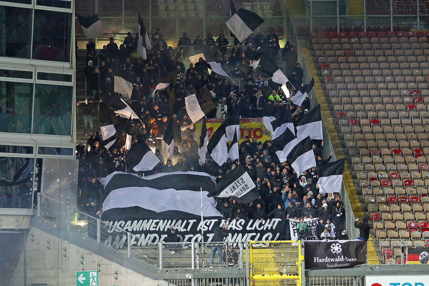 Rund 600 Fans begleiteten Sandhausen zum Auswärtsspiel nach Kaiserslautern und zeigten zur zweiten Halbzeit eine Choreo mit Pyro und Fahnen: Zusammenhalt ist das Licht am Ende des Tunnels!