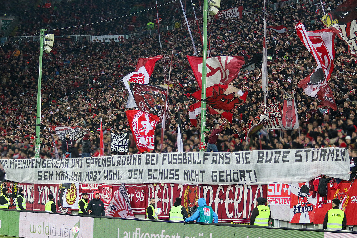 Spruchband: Mit Maschinengewehr und Sprengladung bei Fußballfans die Bude stürmen: SEK NRW, ihr habt wohl den Schuss nicht gehört!
