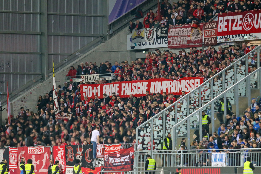 Spruchband im Gästeblock: 50+1 ohne Kompromisse