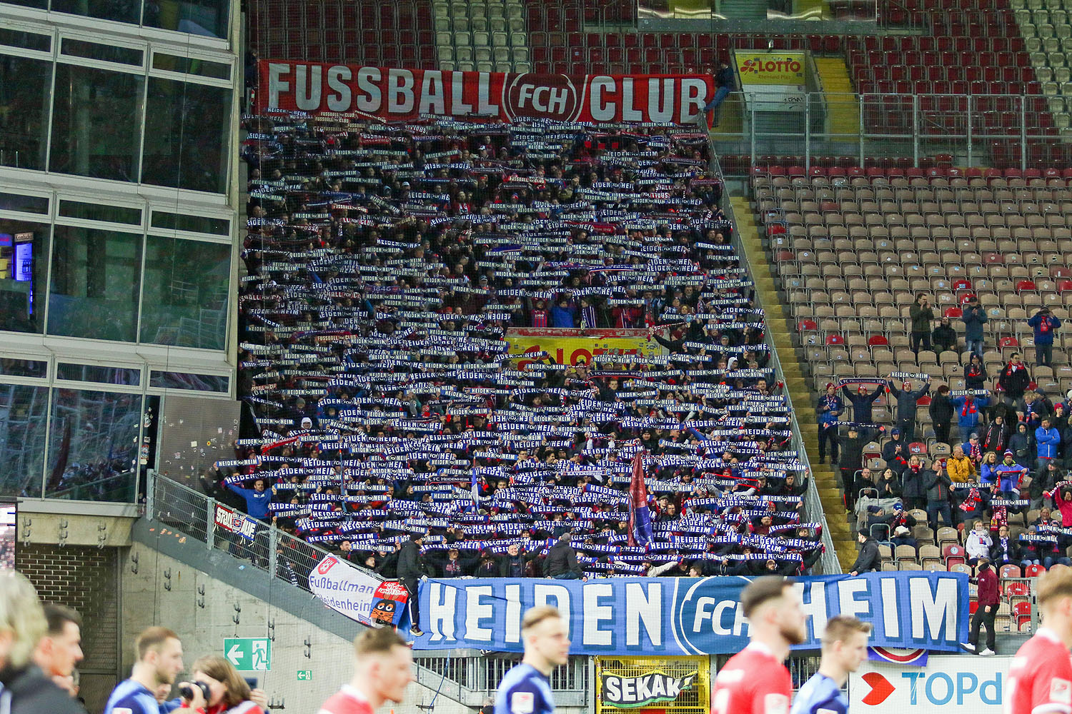 Rund 1.300 Fans aus Heidenheim sind auf dem Betzenberg dabei