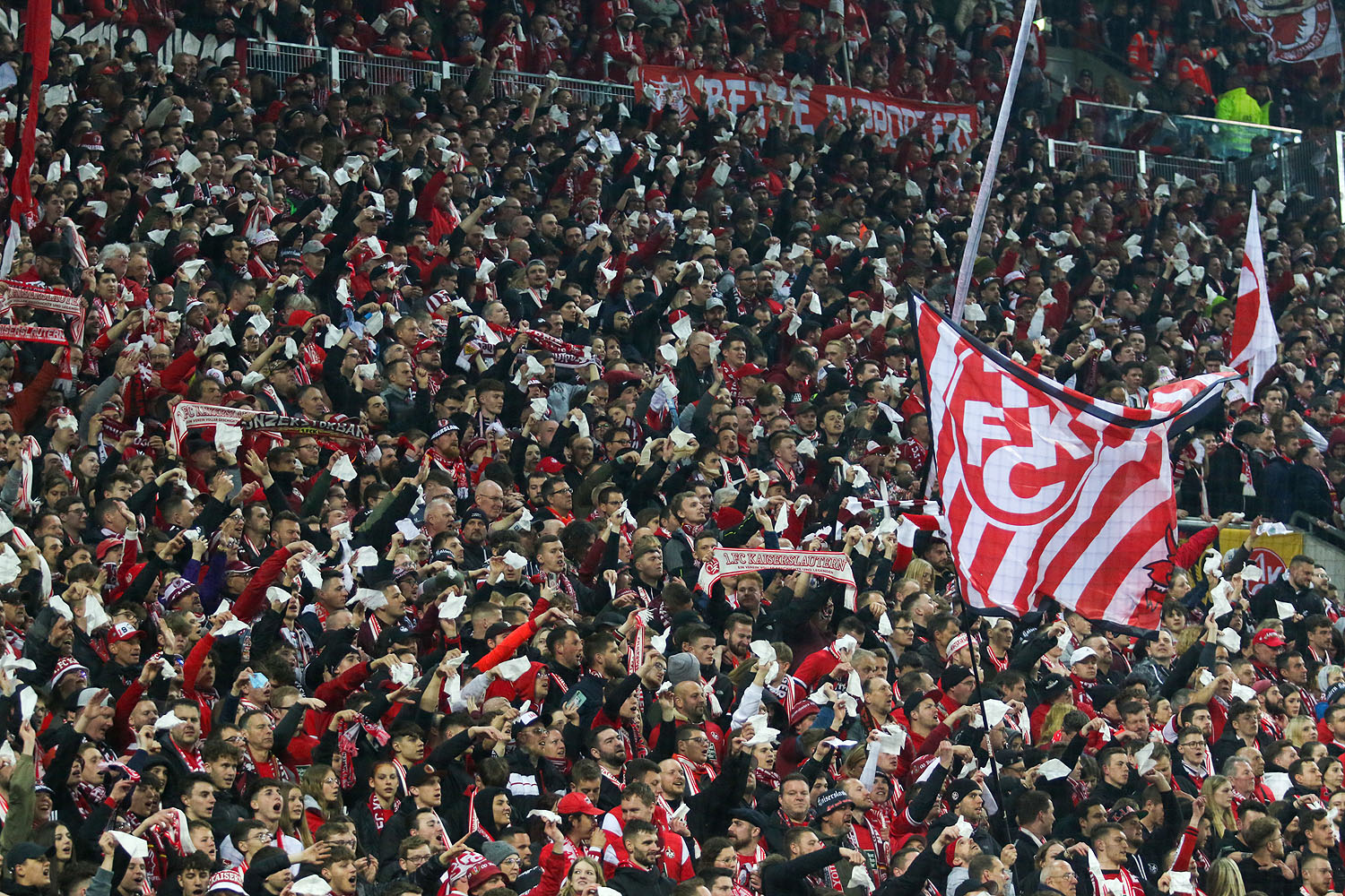 FCK-Fans verabschieden den HSV mit weißen Taschentüchern