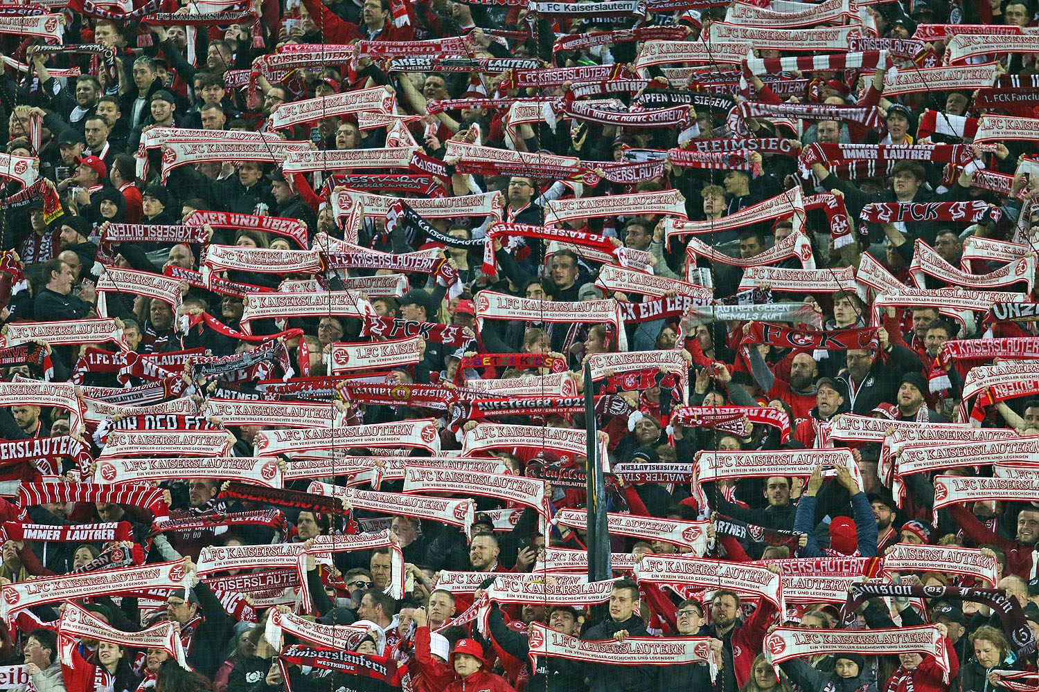 Fans mit dem Spieltagsschal zum Traditionsduell gegen den HSV