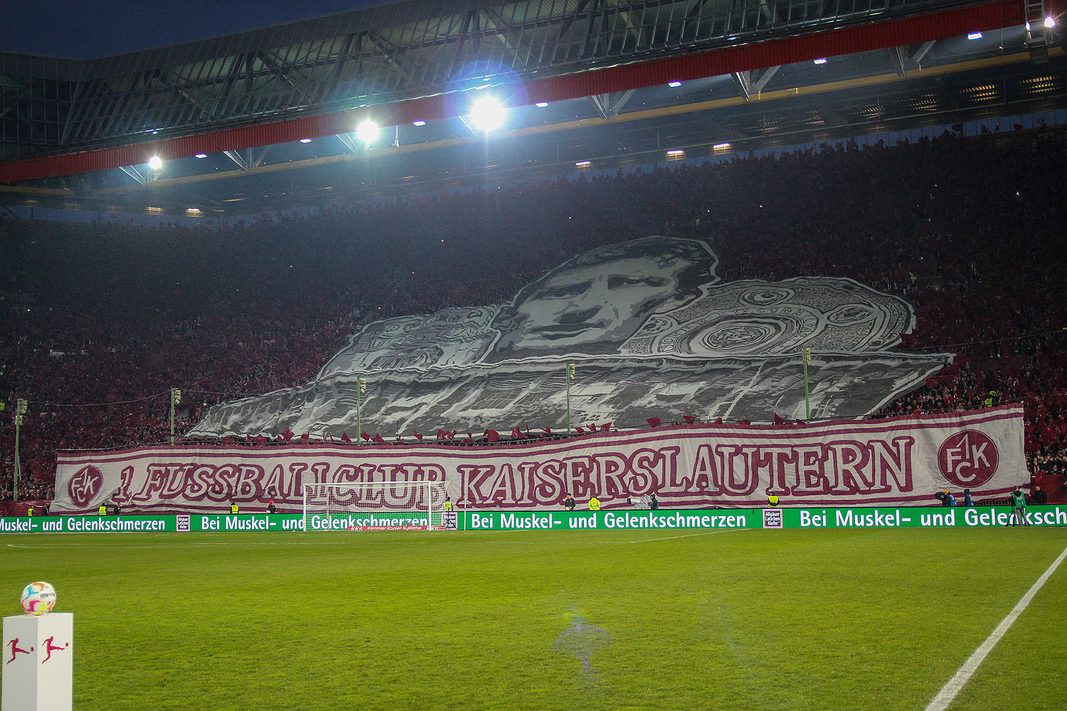 Choreo mit FCK-Legende Fritz Walter in der Westkurve