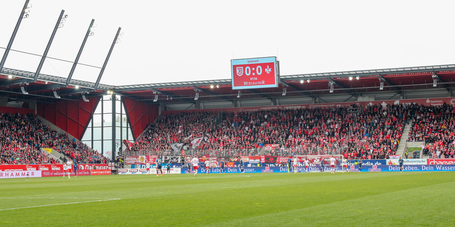 FCK-Fans im Gästeblock und drumherum