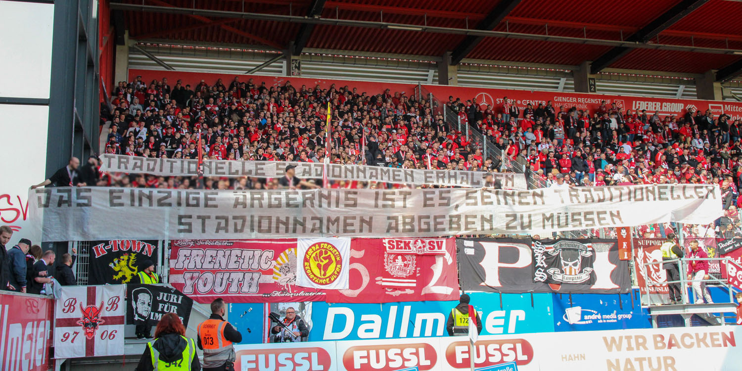 Spruchband: Traditionelle Stadionnamen erhalten - Das einzige Ärgernis ist es, seinen traditionellen Stadionnamen abgeben zu müssen