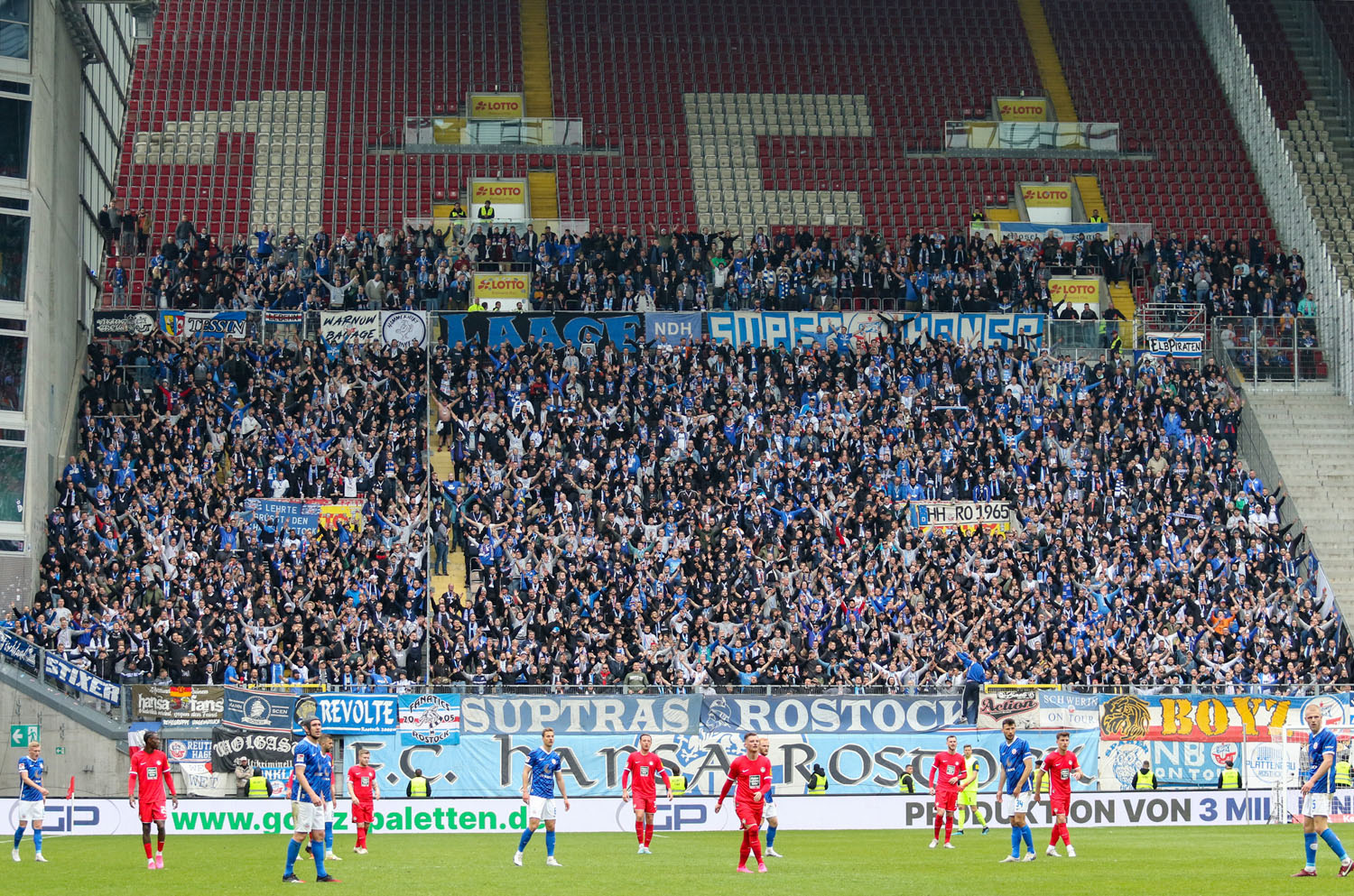 Rund 2.800 Zuschauer begleiteten den Hansa Rostock auf den Betzenberg