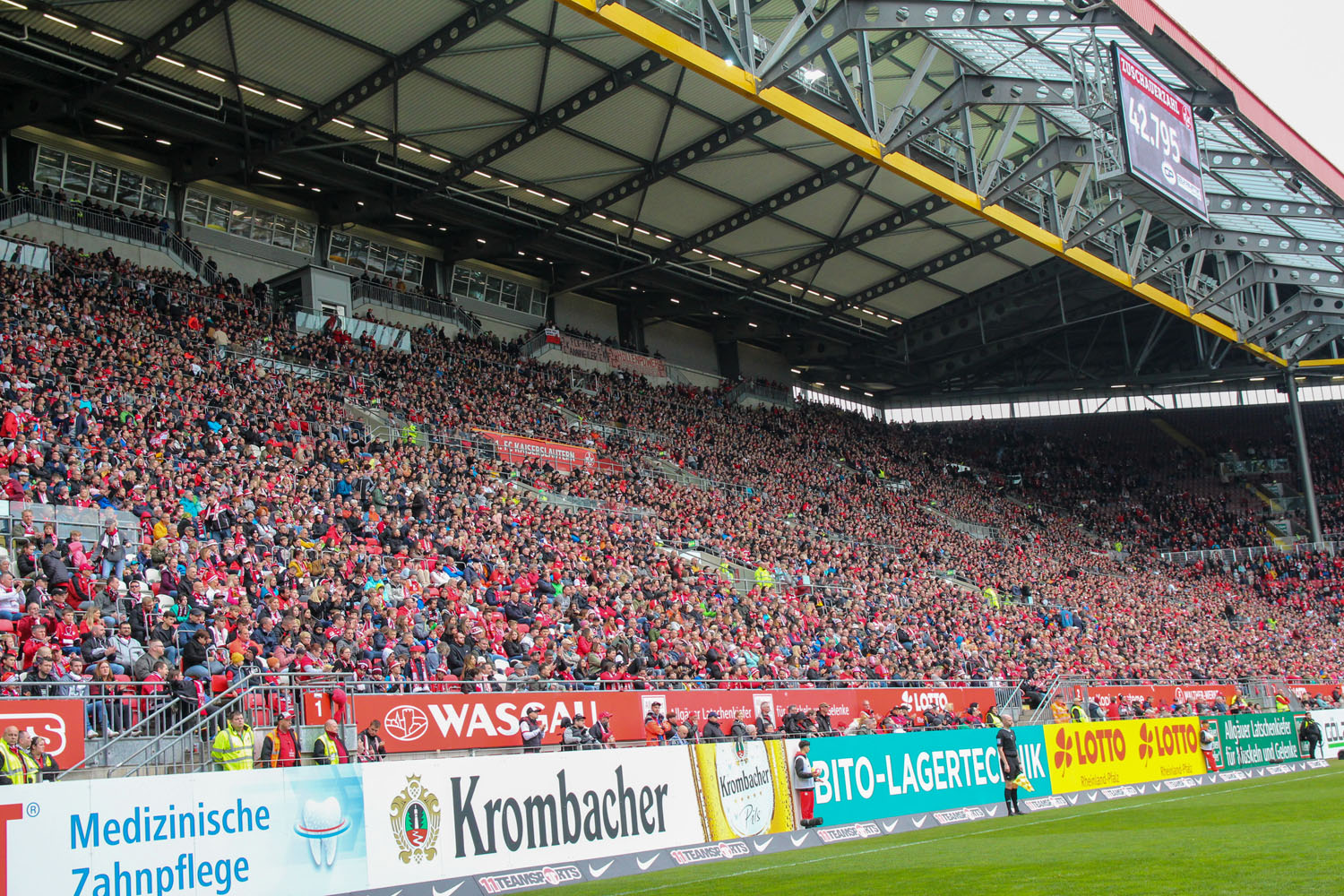 Voll besetzte Ränge auf der Südtribüne