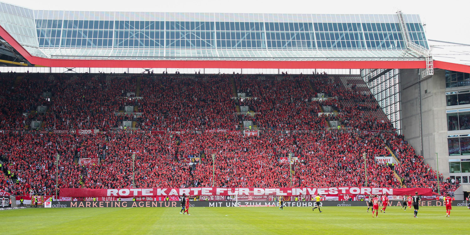 Spruchband: Rote Karte für DFL-Investoren