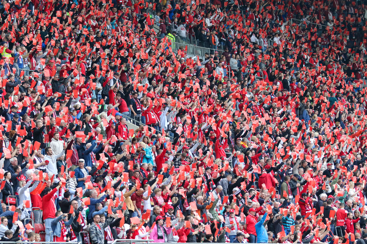 Rote Karten auf der Südtribüne