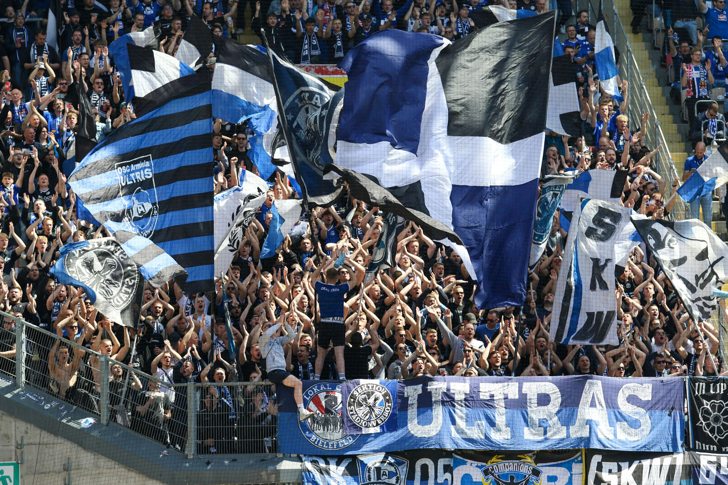 Rund 1.800 Arminia-Fans begleiten ihr Team auf den Betzenberg