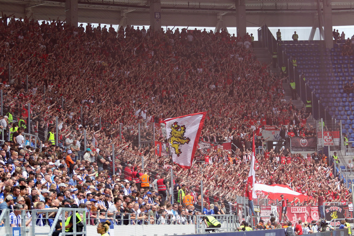 Gästeblock mit FCK-Fans im neuen Wildparkstadion