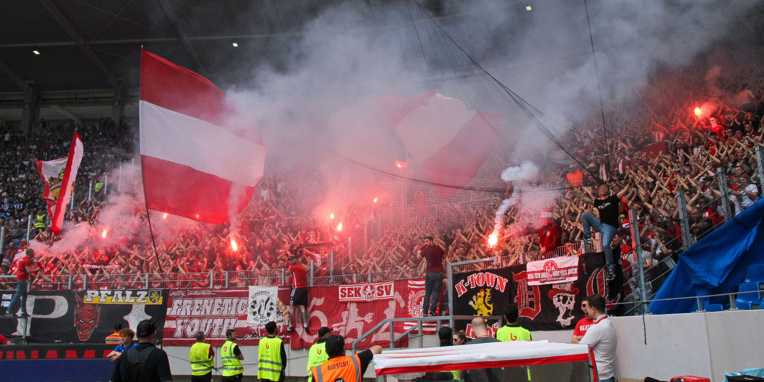 Pyroshow im FCK-Gästeblock