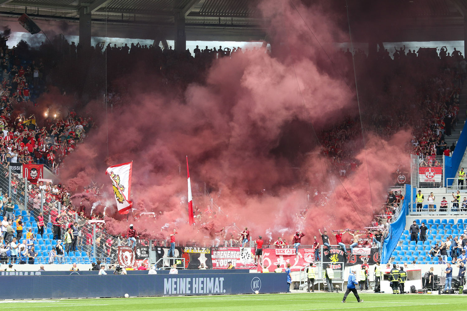 Intro der FCK-Fans mit rotem Rauch