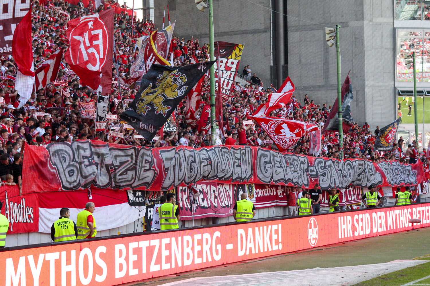 Spruchband der Fans für die Mannschaft: 