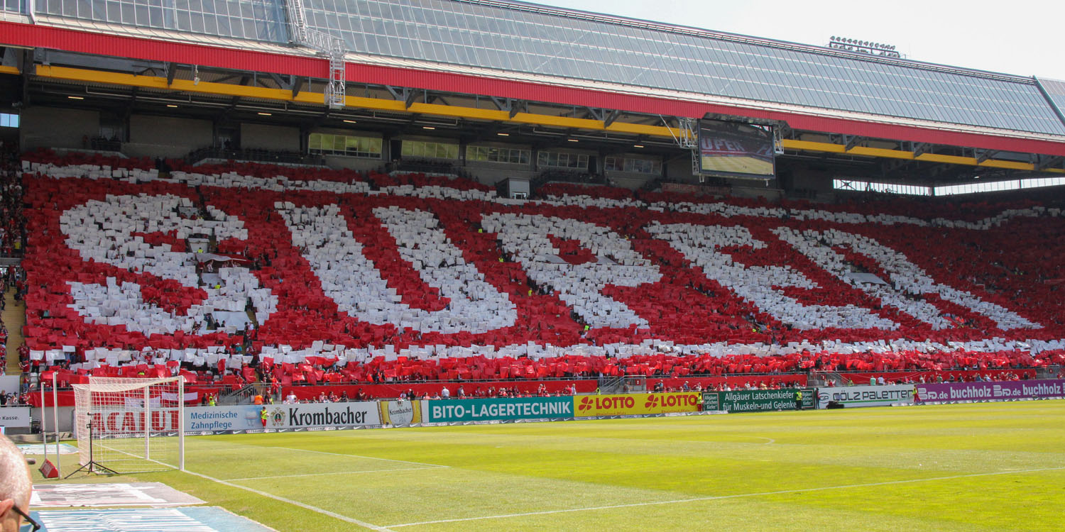 Choreo auf der Südtribüne und in der Westkurve: 