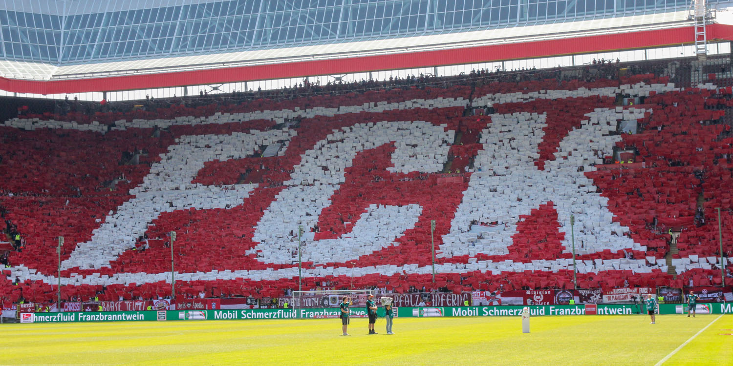 Choreo auf der Südtribüne und in der Westkurve: 