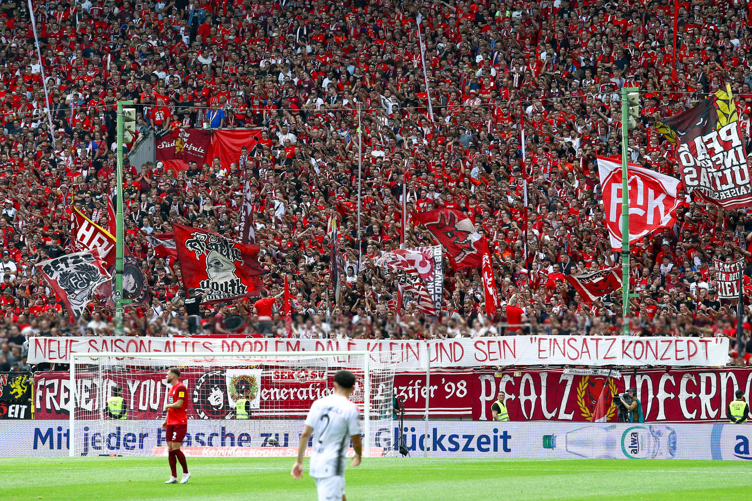 Spruchband: Neue Saison - Altes Problem: Ralf Klein und sein 'Einsatzkonzept