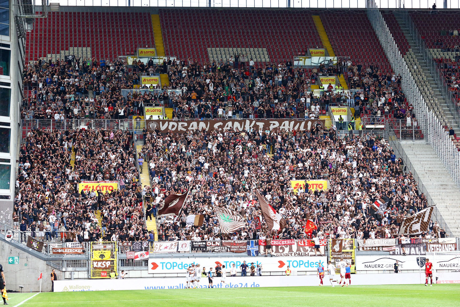 Rund 3.000 St. Pauli-Fans waren im Fritz-Walter-Stadion dabei