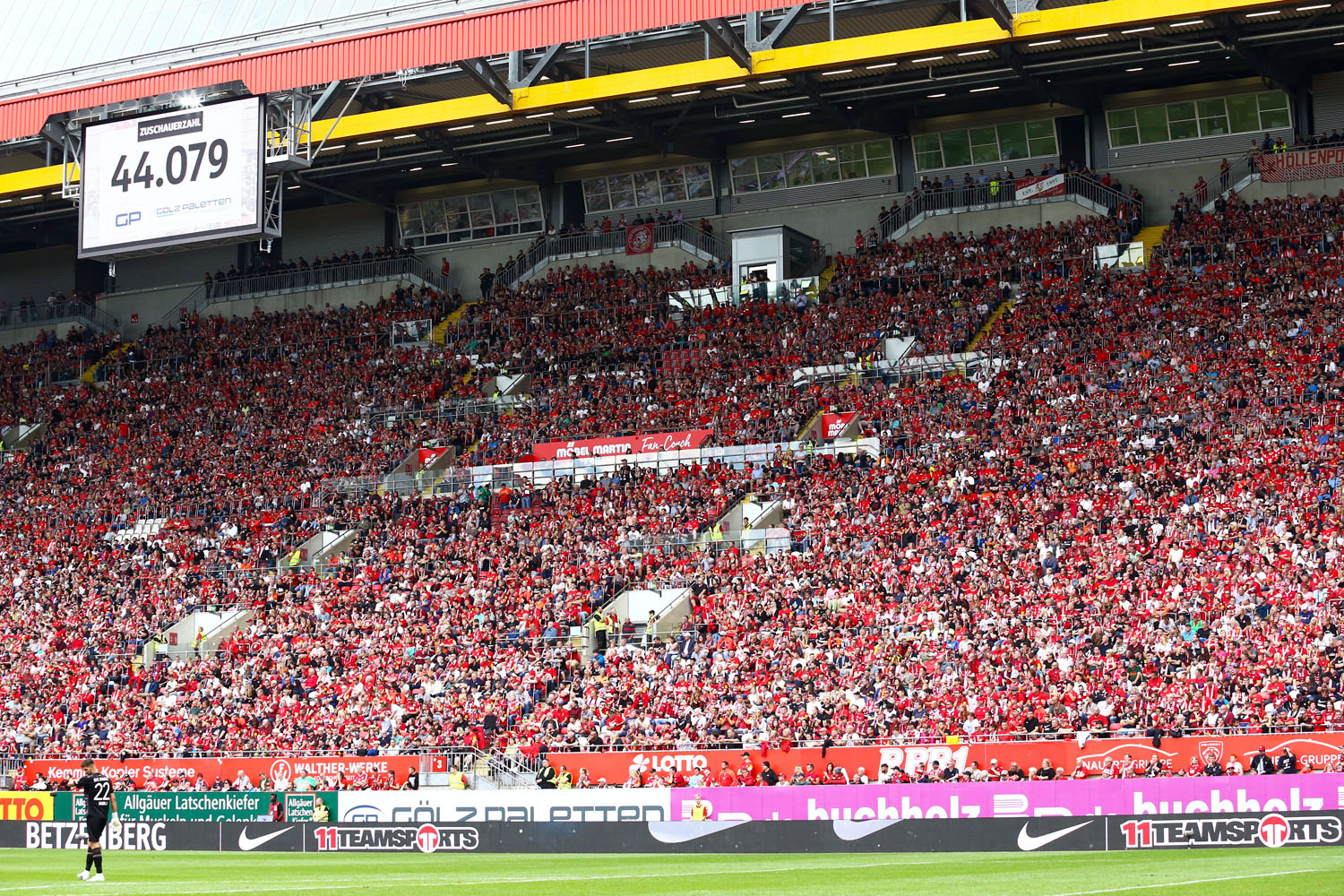 Vollbesetzte Südtribüne im Fritz-Walter-Stadion