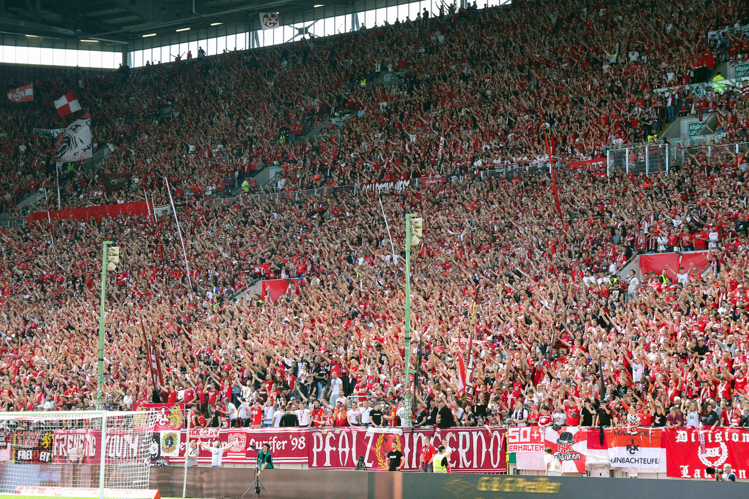 1-fc-kaiserslautern-fc-st-pauli-2-bundesliga-2023-2024-3.jpg