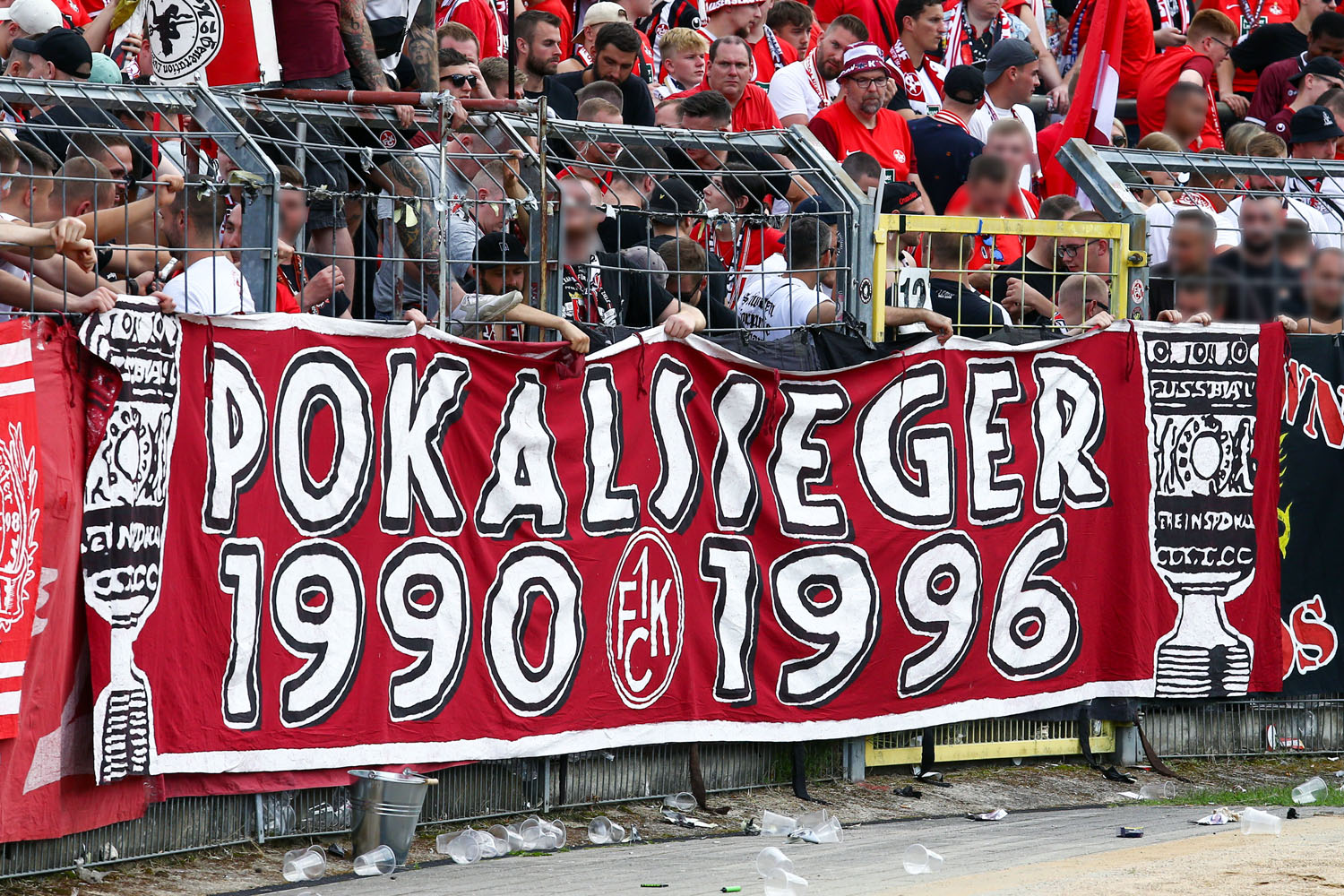 Banner am Gästeblock: Pokalsieger 1990 1996