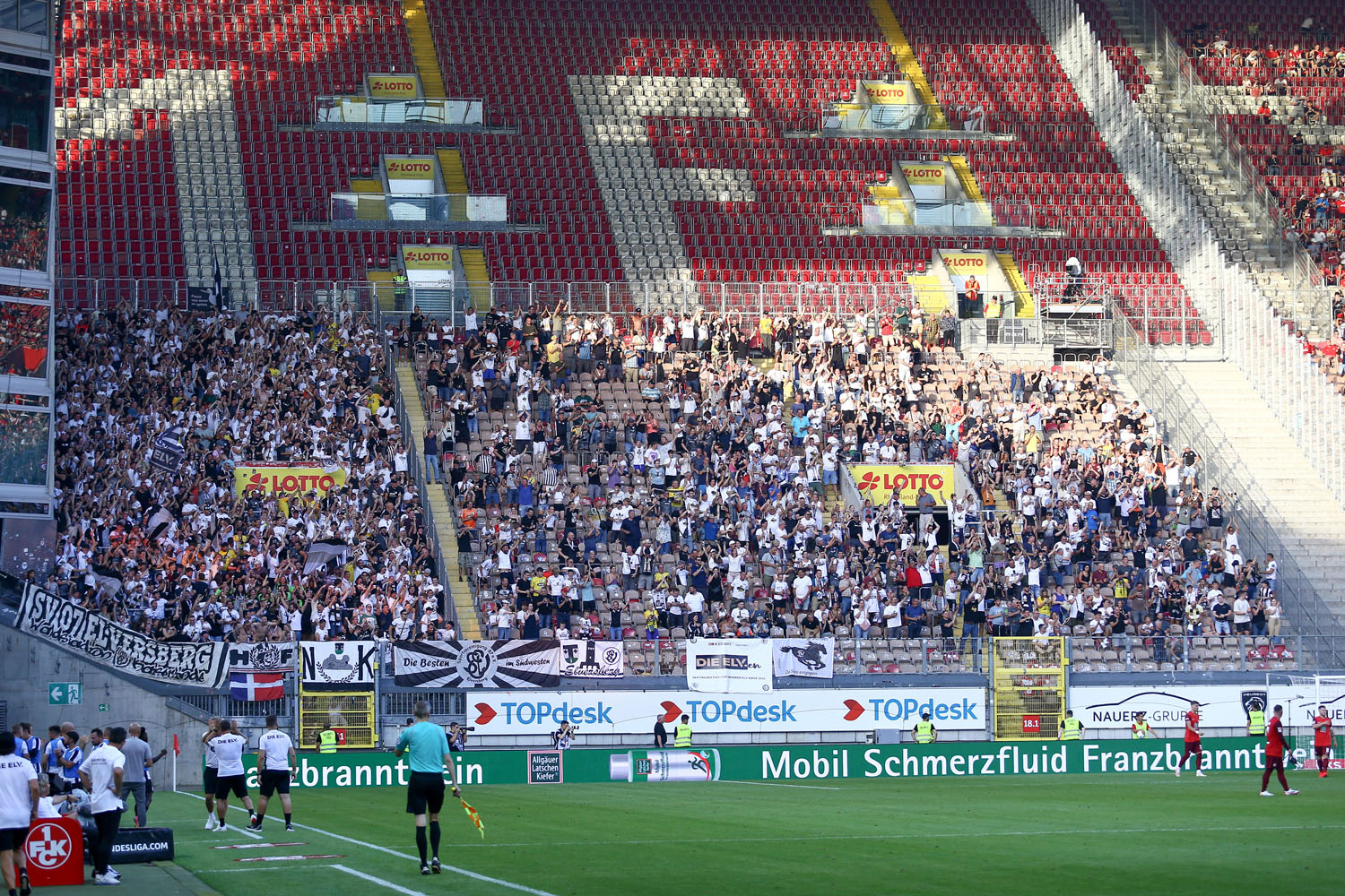 Rund 1.800 Elversberg-Fans sind im Fritz-Walter-Stadion dabei