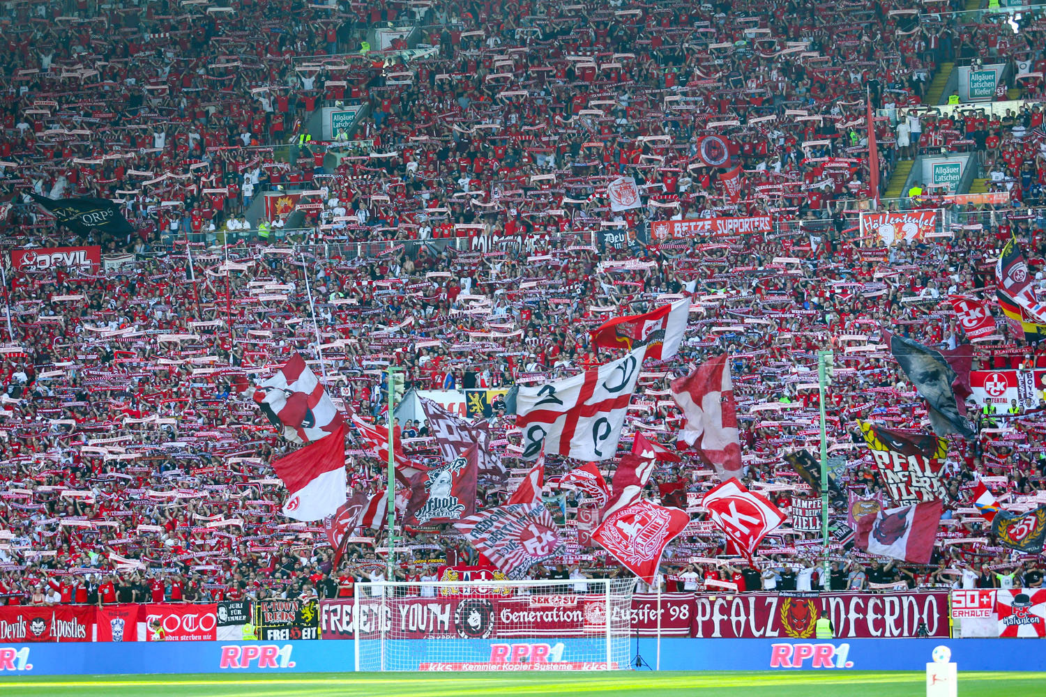 Vollbesetze Westkurve beim Heimspiel gegen die SV Elversberg