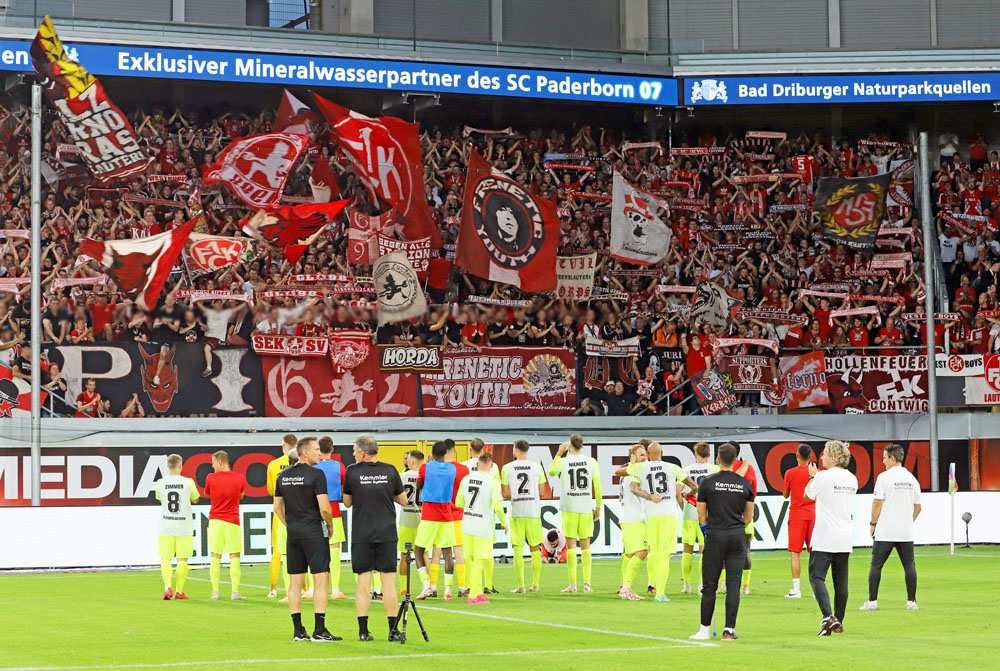 FCK-Mannschaft nach dem Auswärtssieg am Gästeblock