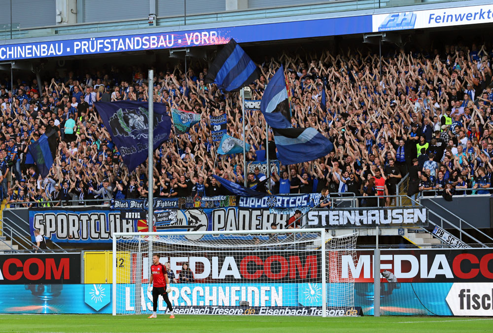 Paderborner Fans in der Heimkurve