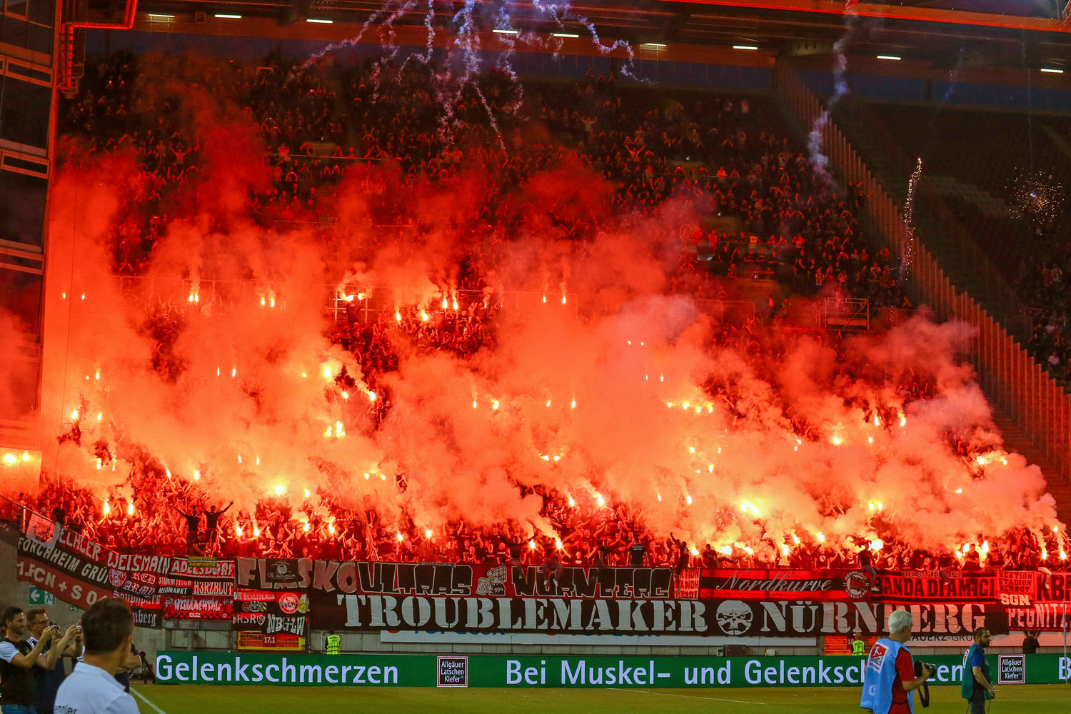 Pyroshow der FCN-Fans im Gästeblock