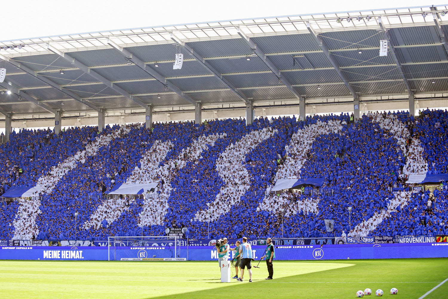 Heim-Choreo mit Überziehern und KSC-Wappen