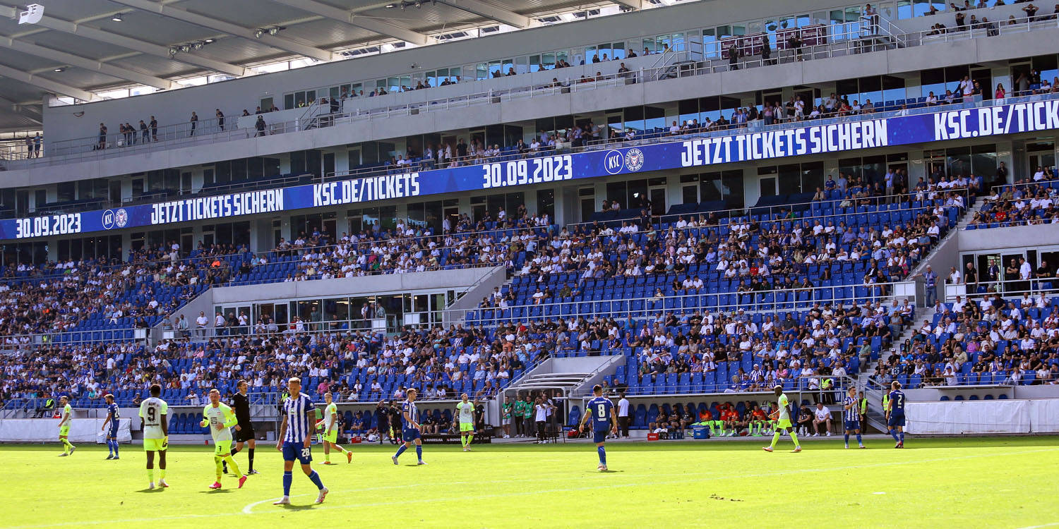 Halbleere Haupttribüne im Wildparkstadion