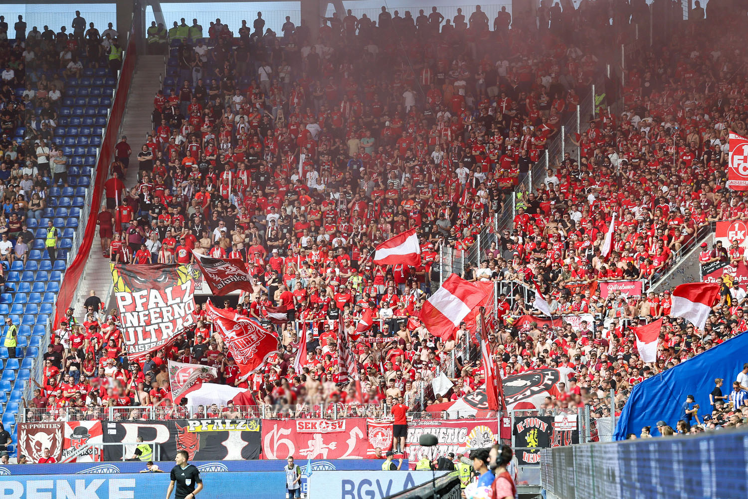 FCK-Fans auf Steh- und Sitzplätzen