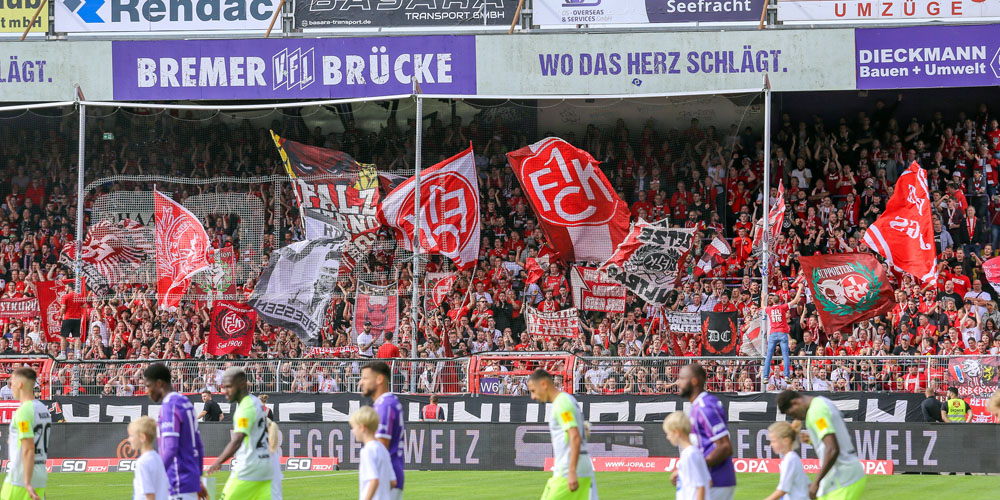 Gästeblock beim Einlaufen