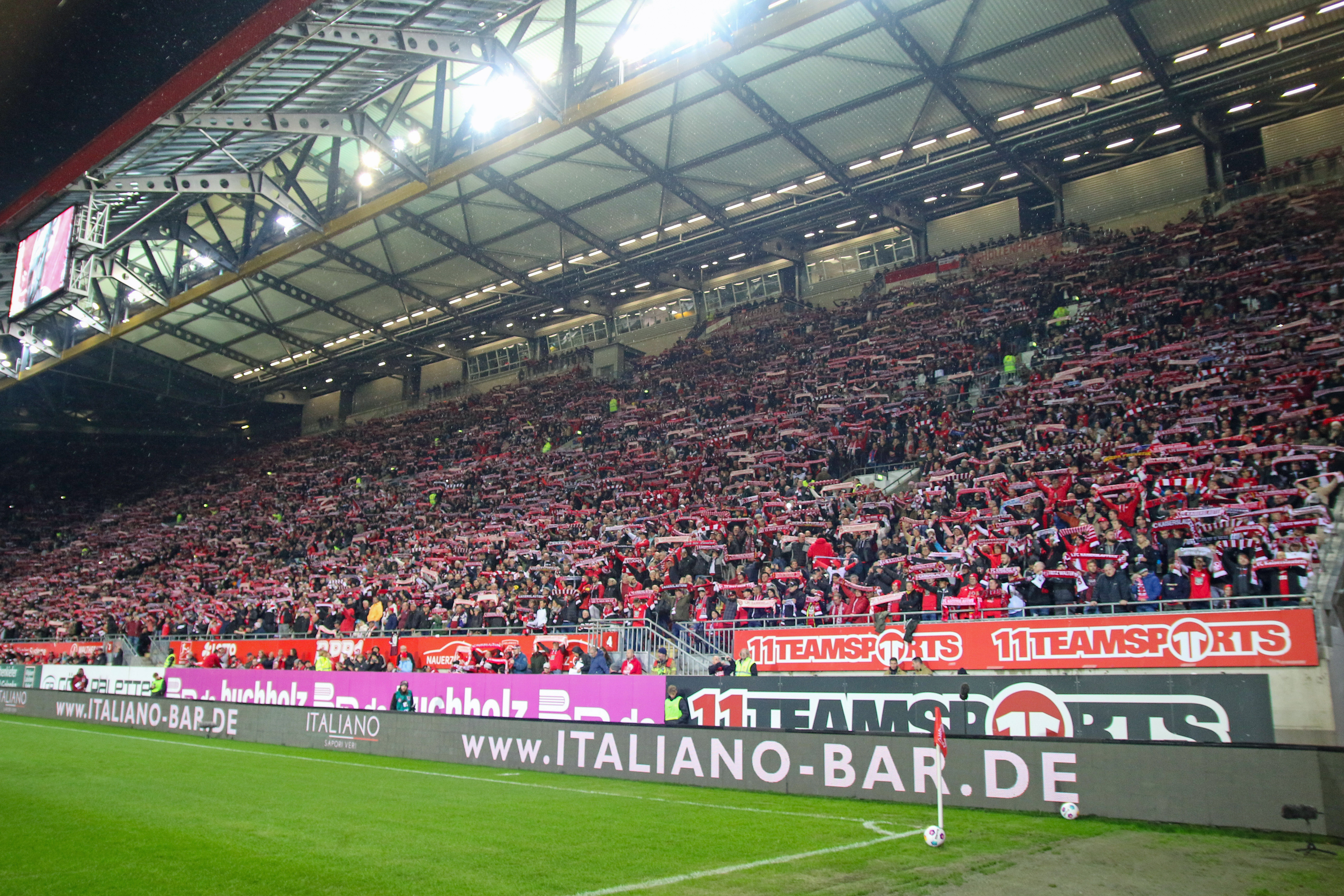 Vollbesetzte Südtribüne auf dem ausverkauften Betzenberg