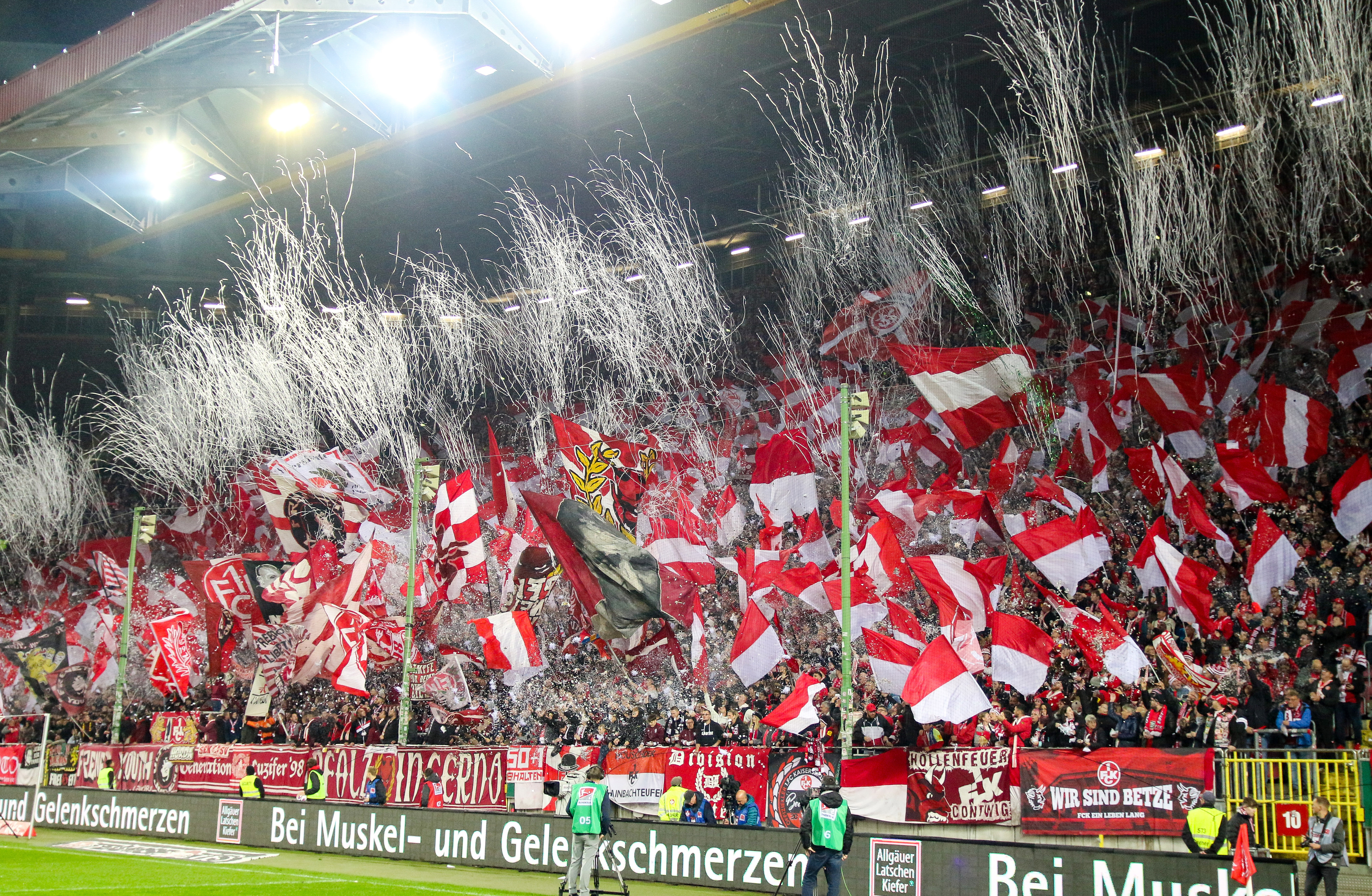 Intro der FCK-Fans in der Westkurve gegen den Hamburger SV