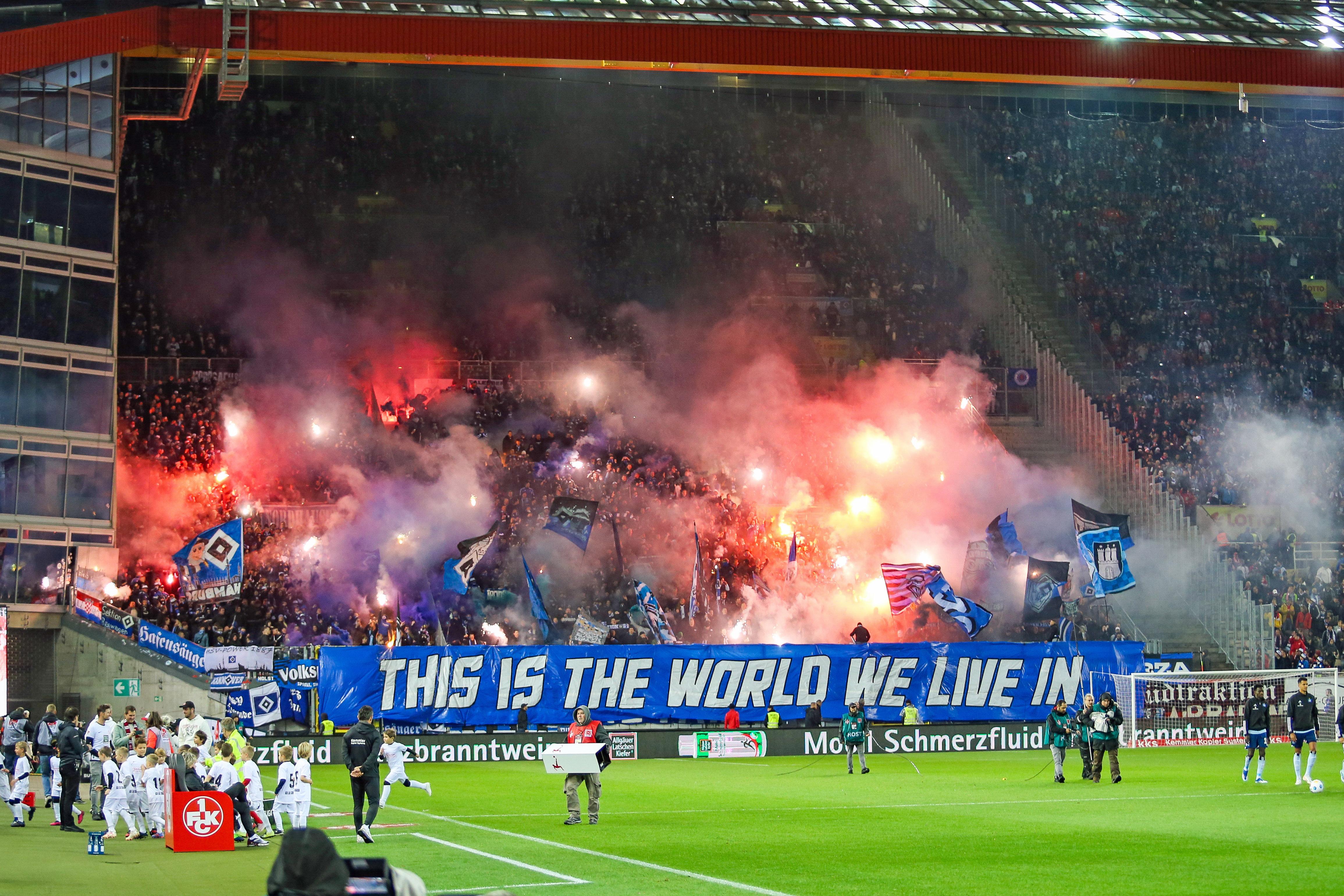 Intro mit Pyroshow der HSV-Fans