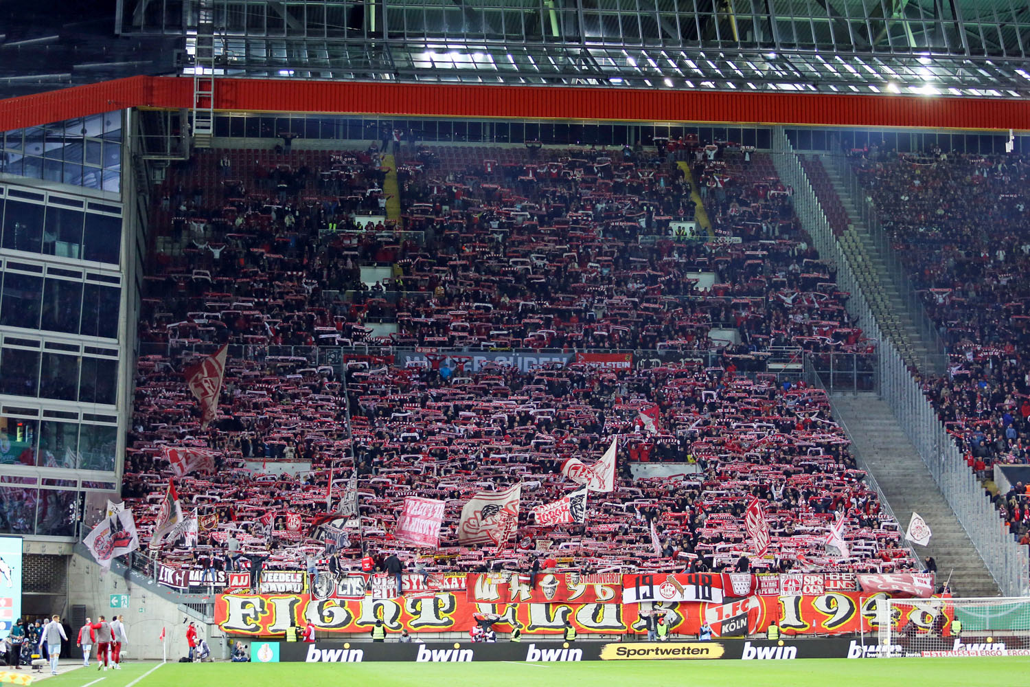 Schalparade der knapp 5.000 Kölner Fans im Gästeblock