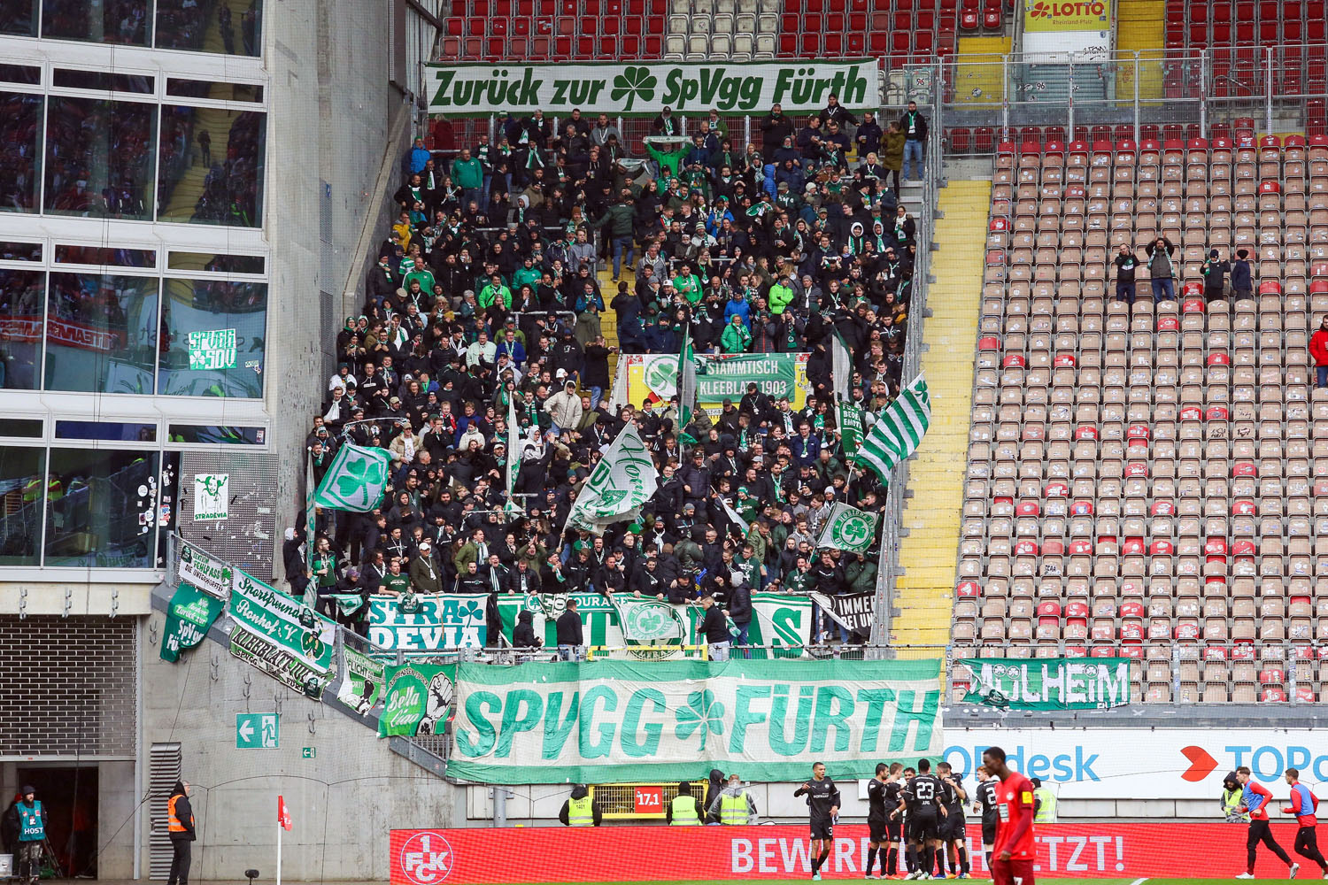 Rund 700 Fans unterstützen die SpVgg Fürth auf dem Betzenberg