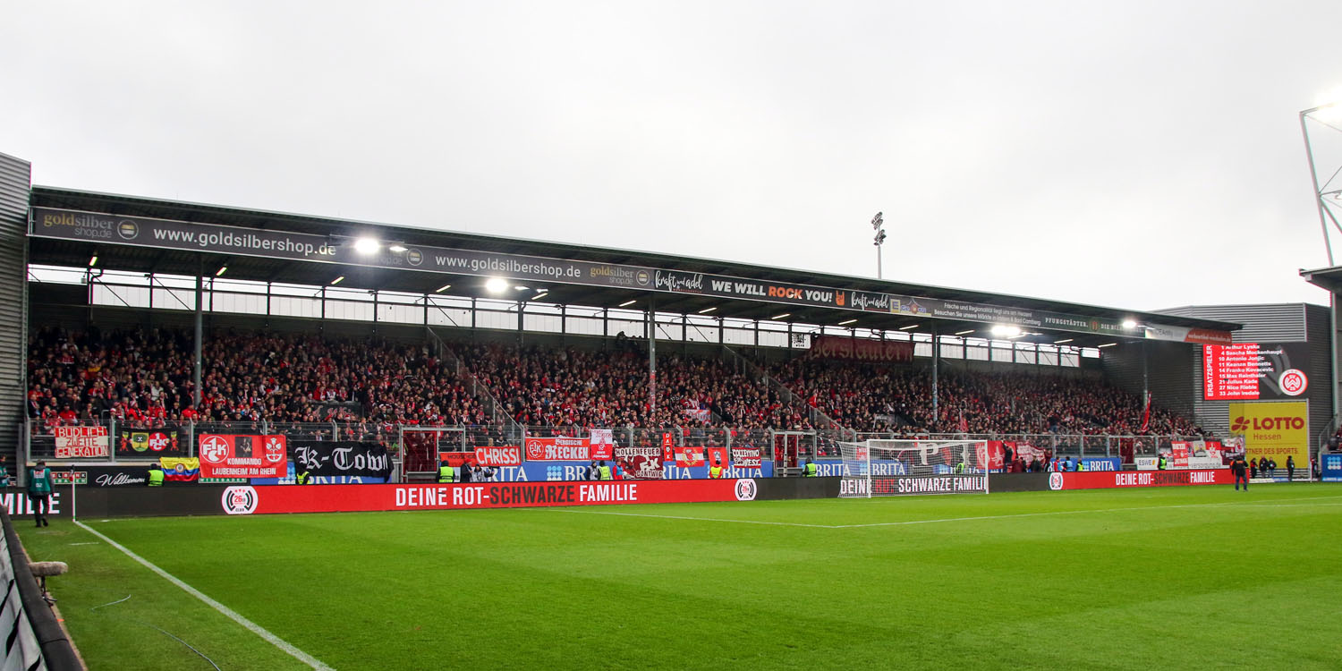 Die FCK-Fans auf der offiziellen Gästetribüne in Wiesbaden