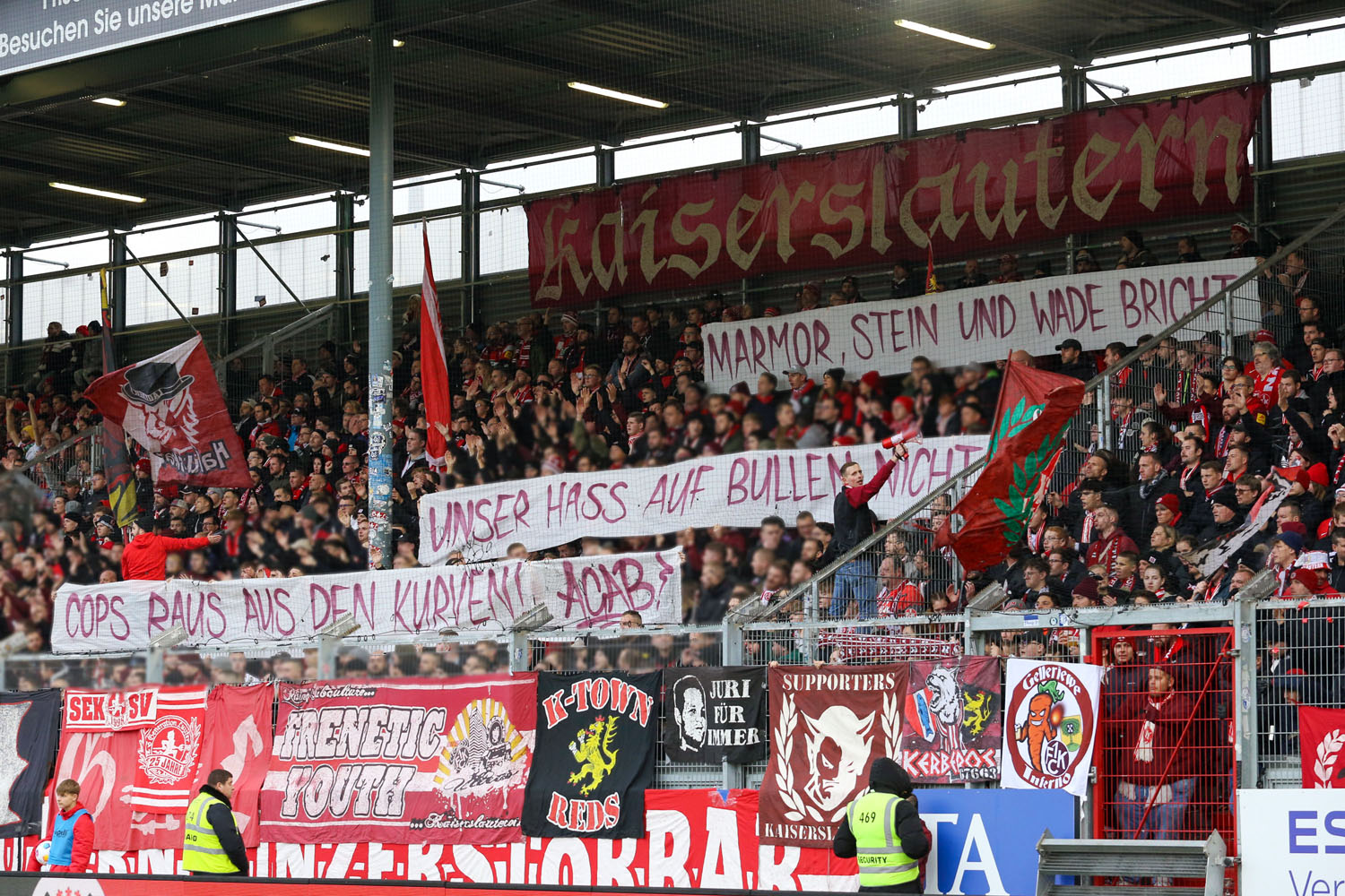 Marmor, Stein und Wade bricht! Unser Hass auf Bullen nicht! Cops raus aus den Kurven! ACAB!